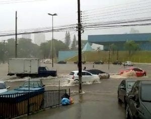 Chuva forte desta quarta causa estragos em Londrina
