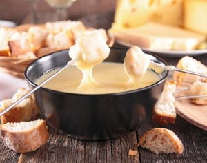 Fondue de Queijo: uma receita prática para o inverno