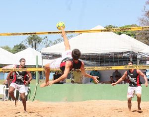 Campeonato de FutVôlei no aterro do lago Igapó
