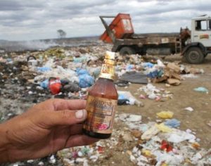 Lixo mal descartado pode causar acidentes e doenças