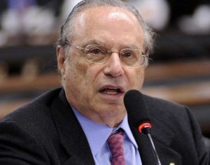 Paulo Maluf se entrega a Polícia Federal para cumprir determinação do STF