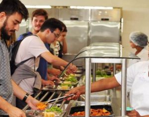 Restaurante Universitário da UEL sofre com falta de reposição de funcionários