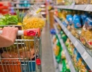 Procon fiscaliza e encontra irregularidades em supermercados; confira a lista