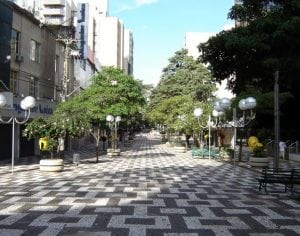 Calçadão vai receber “árvore digital” com internet e energia para celulares