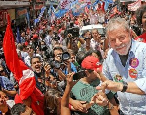 Lula aceita ser candidato e tem pré-candidatura lançada pelo PT