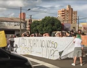 Estudantes realizam protesto no Terminal Central de Londrina