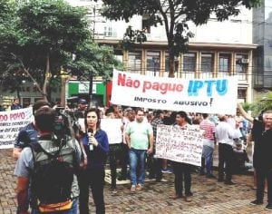 Manifestantes protestam contra o aumento do IPTU em Londrina