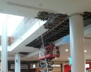 Teto de shopping desaba com chuva forte deste sábado