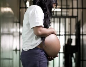 Prisão domiciliar a mulheres grávidas é bem-vinda, dizem especialistas