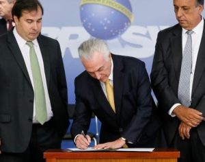 Após intervenção de Temer no Rio, Maia suspende reforma da Previdência