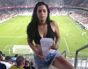 Torcedora do Londrina é obrigada a entrar sem camisa no estadio, em Curitiba