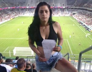 Torcedora do Londrina é obrigada a entrar sem camisa no estadio, em Curitiba