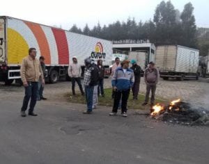Caminhoneiros bloqueiam entrada no Pool de Combustíveis em Londrina