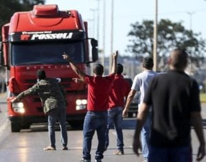 Caminhoneiros realizam protestos na região de Londrina