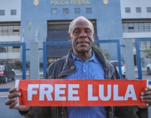 Ator americano Danny Glover visita Lula em Curitiba