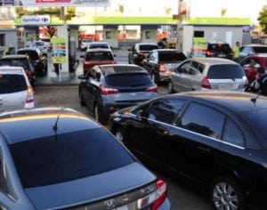 Motoristas já podem abastecer mas com limite de R$100 por veículo