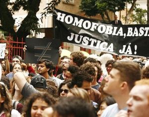 Estudantes fazem protesto contra caso de homofobia em universidade de Londrina