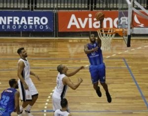 Londrina enfrenta o São José pela semifinal do Basquete no Moringão