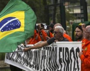 Petroleiros param e exigem da Petrobras nova regra para preço dos combustíveis