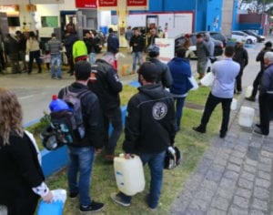 Londrinenses enfrentam grandes filas para conseguir combustível nos postos