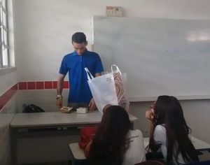 Professor dormia na escola por conta de atraso no salário