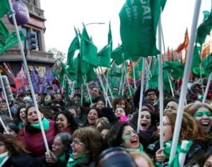 Deputados da Argentina aprovam descriminalização do aborto
