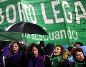 Londrinenses fazem ato em favor da descriminalização do aborto