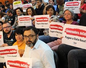 Professores do Paraná protestam e pedem reajuste na data-base