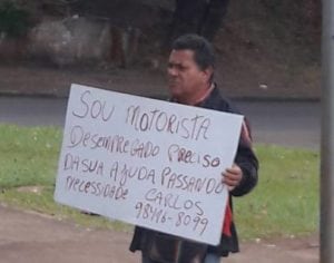 Foto de homem desempregado pedindo ajuda mobiliza internautas