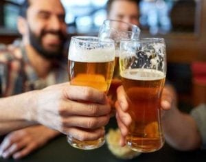 Multas para quem estiver bebendo na rua começam em agosto