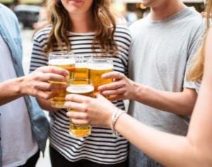 Prefeitura não aplica lei que proíbe bebidas por falta de estrutura