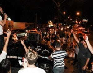 ‘Marcha da Cachaça’ reúne londrinenses contra a nova lei da prefeitura