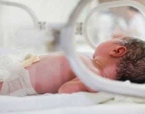 Bebê abandonada em lixeira do Terminal Central já apresenta melhora de saúde