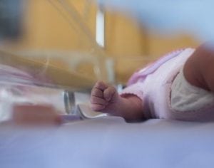 Bebê abandonada no Terminal de Londrina recebe alta e seguirá para o acolhimento