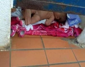 Mulher é registrada ao trocar fraldas de bebê no chão do banheiro do terminal