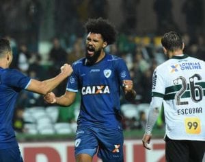 Londrina volta a vencer o Coritiba na capital após 24 anos