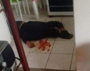 Jovem simula a própria morte com ketchup e é preso após mobilizar polícia