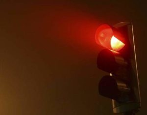 Em Londrina, quem avançar sinal durante a madrugada será multado