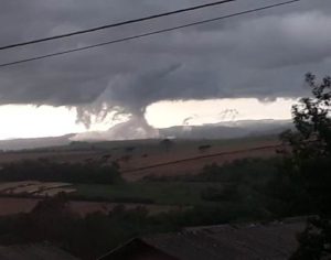 Foto de tornado em Lerroville assusta moradores de Londrina