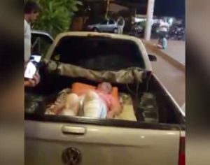 Vídeo flagra idosa sendo transportada em caçamba de caminhonete em UPA