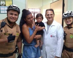 Policiais salvam criança que se engasgou com plástico em Londrina