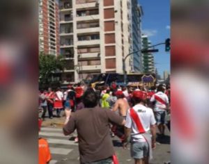 Vídeo: Veja o momento em que garrafa acerta janela de ônibus do Boca