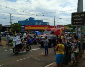 Acidente grave na Avenida Saul Elkind deixa idosa ferida