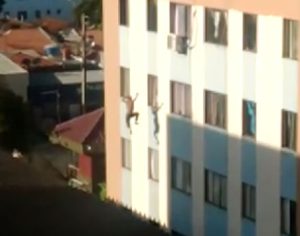 Homem pula de prédio para evitar prisão em Londrina; veja o vídeo