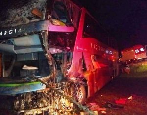 Acidente com ônibus da Viação Garcia deixa oito feridos no Paraná