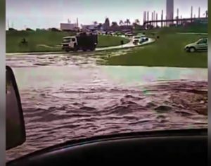 Chuva causa alagamento na estrada entre Londrina e Cambé; veja o vídeo