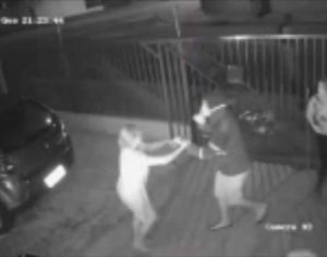 Câmera grava o momento de um roubo em residência de Londrina
