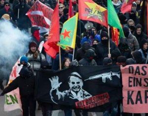 Sob protestos e esperado por investidores, Bolsonaro chega à Suíça