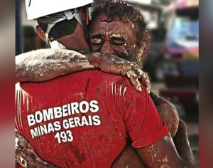 Foto emocionante viraliza após tragédia, mas não é de Brumadinho