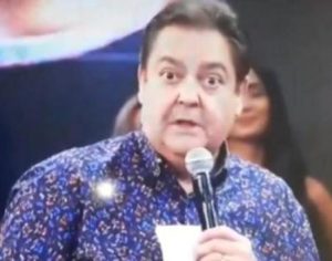 “Um idiota que ‘tá’ ferrando todo mundo,” diz Faustão ao comentar política